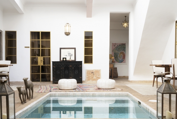 http://www.mounasaboni.com/files/gimgs/64_riad-parenthesebd21.jpg