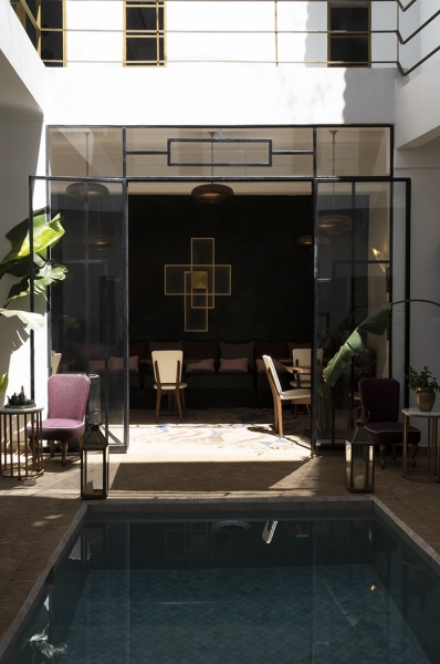 http://www.mounasaboni.com/files/gimgs/64_riad-parenthesebd40.jpg